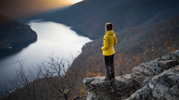 Žena Skále Těší Úžasný Podzimní Výhled Jezero Při Západu Slunce — Stock fotografie