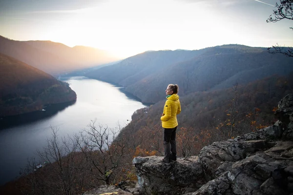 Žena Skále Těší Úžasný Podzimní Výhled Jezero Při Západu Slunce — Stock fotografie