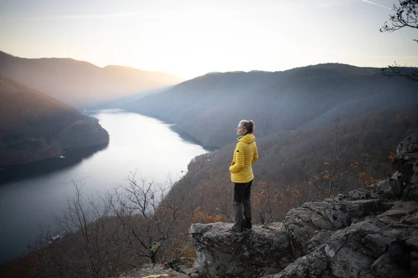 Mulher Rocha Desfrutando Incrível Vista Outono Sobre Lago Pôr Sol — Fotografia de Stock