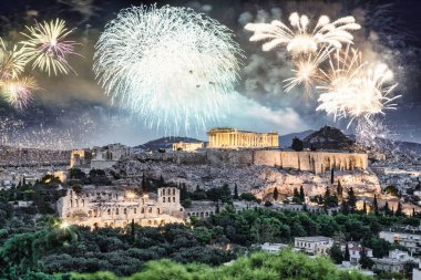 Atina, Akropolis ve Partenon, Attica, Yunanistan üzerine havai fişekler - Yeni Yıl kutlamaları