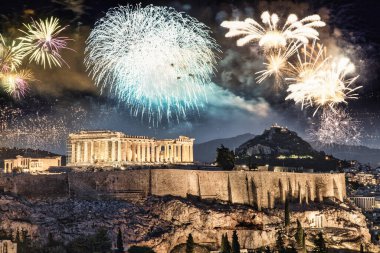 Atina, Akropolis ve Partenon, Attica, Yunanistan üzerine havai fişekler - Yeni Yıl kutlamaları