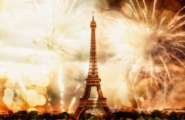 Paris 'te yeni yıl Eyfel Kulesi' nin etrafında havai fişekler
