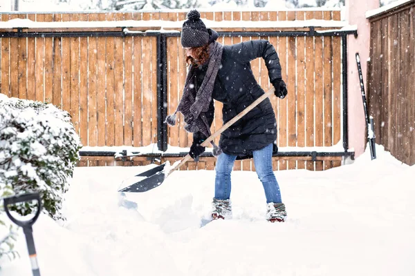 Kvinna Med Spade Rengöring Snö Runt Bilen Vinterskyfflar Borttagning Snö — Stockfoto