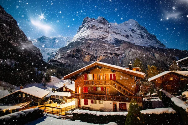 Zimowa Noc Grindelwald Śnieżna Góra Gwiazdy Drewniany Dom — Zdjęcie stockowe