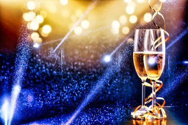 iki kadeh şampanya ve tatil ışıkları - yeni yıl kutlaması
