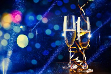 iki kadeh şampanya ve tatil ışıkları - yeni yıl kutlaması
