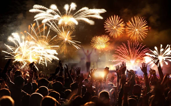 Yeni yıl arka planında patlayan havai fişekler