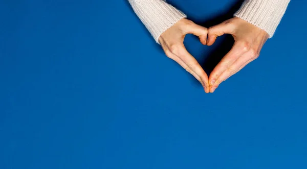 Vista Superior Las Manos Femeninas Formando Forma Corazón — Foto de Stock