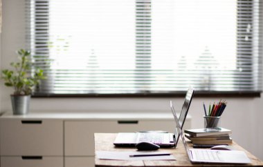 Eski ahşap masadaki ev bilgisayarları.