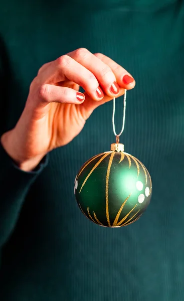 Mujer Sosteniendo Una Bola Verde Navidad —  Fotos de Stock