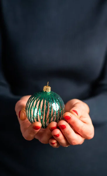 緑のクリスマス バブルを持つ女性は — ストック写真