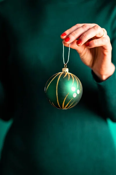 Mulher Segurando Uma Bugiganga Natal Verde — Fotografia de Stock