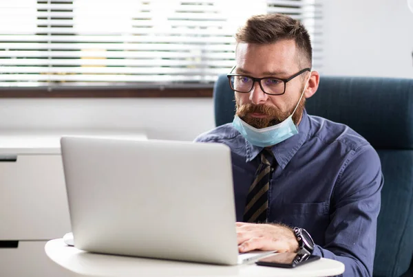 Bell Uomo Affari Che Lavora Indossando Maschera — Foto Stock