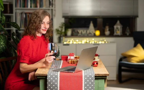 女性はクリスマス イブをラップトップで家で過ごし — ストック写真