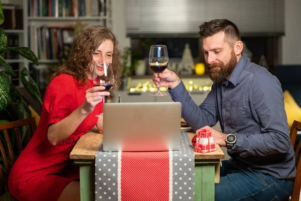 Couple Celebrating Christmas Eve Home Laptop — Stock Photo, Image