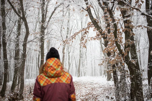 Frau Mit Hut Wandert Winter Frostbedeckten Wald — Stockfoto