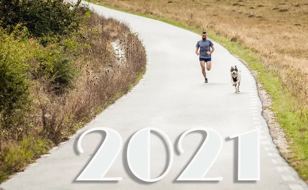 Άνθρωπος Και Σκύλος Τρέχει Στο 2021 Νέο Έτος — Φωτογραφία Αρχείου