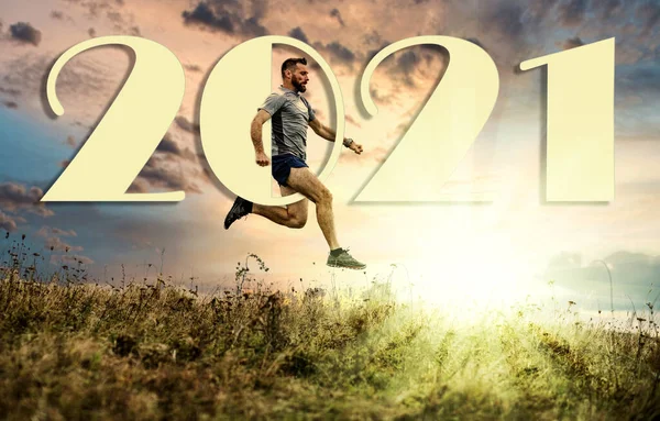 Λάβαρο Του Ανθρώπου Πηδώντας Στα Βράχια Για 2021 Νέο Έτος — Φωτογραφία Αρχείου