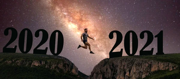 Λάβαρο Του Ανθρώπου Πηδώντας Στα Βράχια Για 2021 Νέο Έτος — Φωτογραφία Αρχείου
