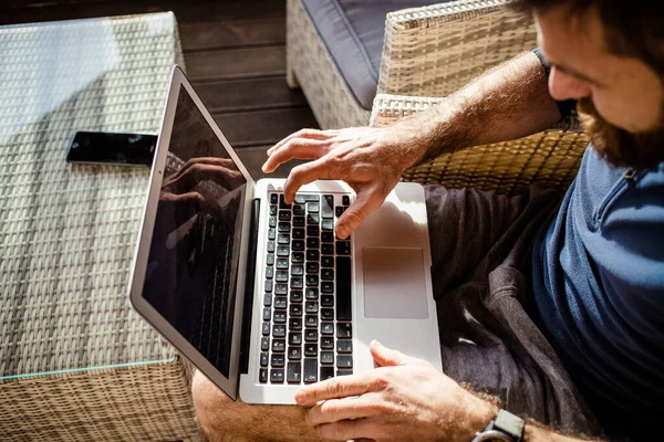 Man Werkt Laptop Houten Huisje — Stockfoto