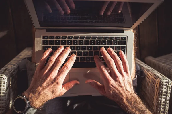 Man Werkt Laptop Houten Huisje — Stockfoto