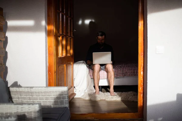 Uomo Che Lavora Laptop Cottage Legno — Foto Stock