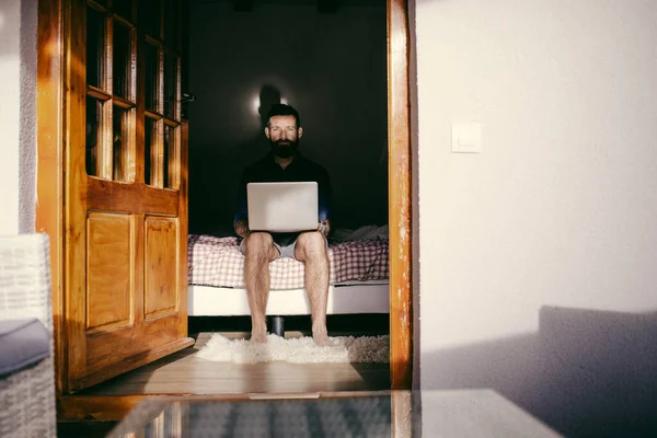 Man Working Laptop Wooden Cottage — Stock Photo, Image