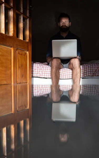 Mann Arbeitet Laptop Holzhütte — Stockfoto