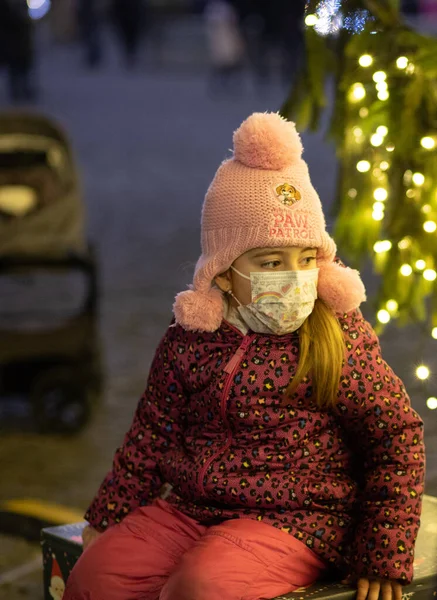 Cluj Napoca Romania Декабря 2020 Люди Маске Улице Рождественские Огни — стоковое фото