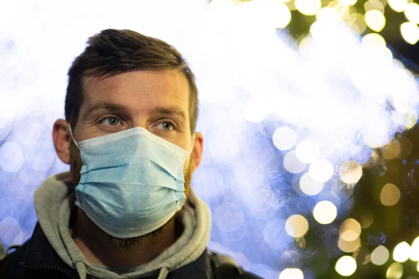 Homme Portant Masque Sur Les Lumières Noël Rue — Photo