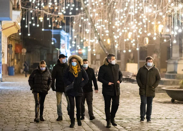 Cluj Napoca Roménia Dezembro 2020 Pessoas Usando Máscara Nas Luzes — Fotografia de Stock
