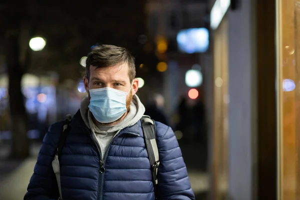 Homme Portant Masque Sur Les Lumières Noël Rue — Photo