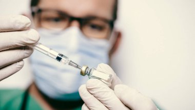 Doktor Covid 'i tutuyor - 19 koronavirüs aşısı