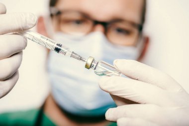 Doktor Covid 'i tutuyor - 19 koronavirüs aşısı