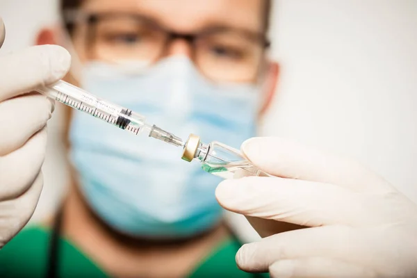 Läkare Som Håller Levande Coronavirus Vaccin — Stockfoto