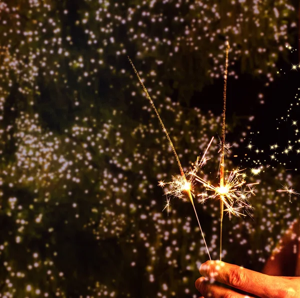Altın Bokeh Arka Planında Mutlu Yeni Yıl Havai Fişekleri — Stok fotoğraf
