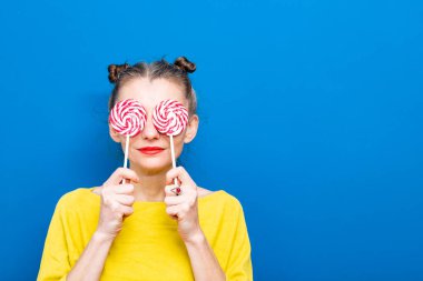 Lolipoplu bir kadının renkli fotoğrafı.