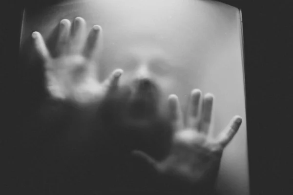 Quadro Assustador Mãos Atrás Vidro — Fotografia de Stock
