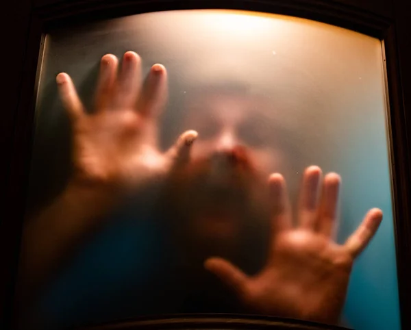 Pencerenin Arkasındaki Ellerin Korkunç Resmi — Stok fotoğraf