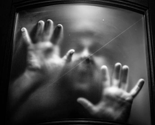 Τρομακτική Εικόνα Των Χεριών Πίσω Από Γυαλί — Φωτογραφία Αρχείου