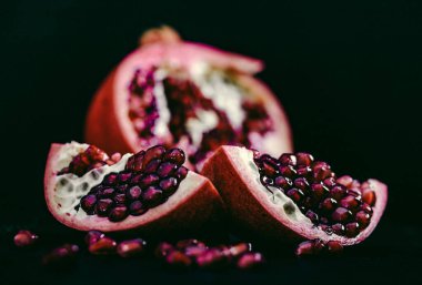 Siyah arkaplanda nar parçaları