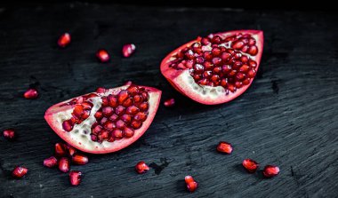 Siyah arkaplanda nar parçaları