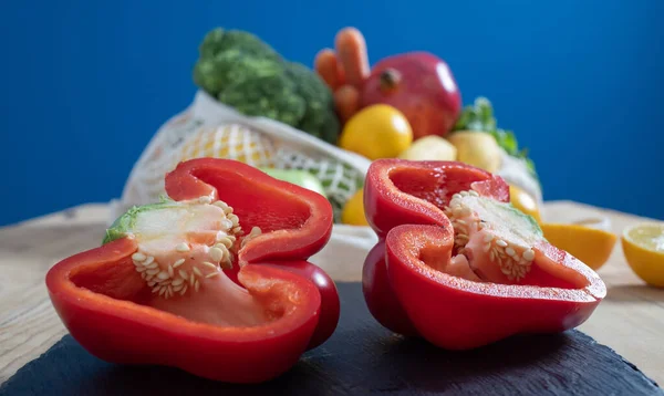 健康饮食桌上新鲜水果和蔬菜 — 图库照片