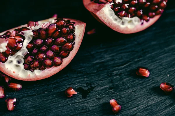 Granaatappel Stukken Zwarte Achtergrond — Stockfoto