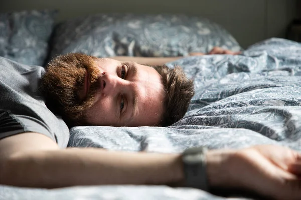 Schöner Mann Entspannt Sich Bett Tagträumend — Stockfoto