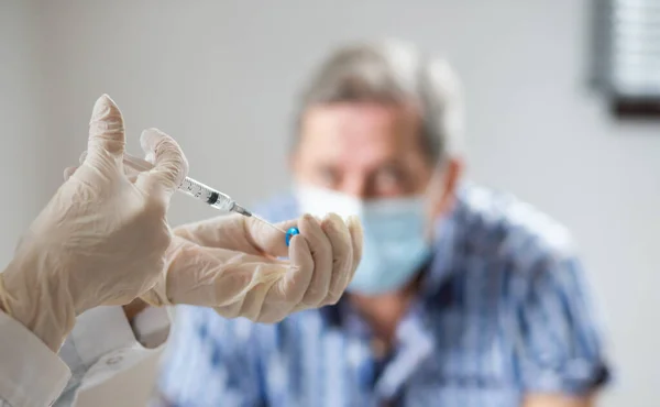 Starsi Mężczyźni Otrzymujący Szczepionkę Przeciw Koronawirusowi — Zdjęcie stockowe