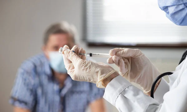 Homme Âgé Recevant Vaccin Contre Coronavirus — Photo