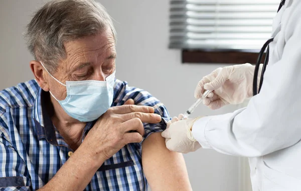 Oudere Man Die Een Coronavirusvaccin Krijgt — Stockfoto