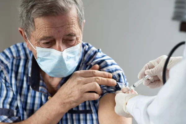 Пожилой Человек Получает Коронавирусную Вакцину — стоковое фото