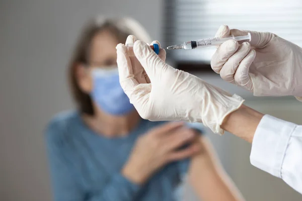 Äldre Kvinna Som Får Coronavirus Vaccin — Stockfoto